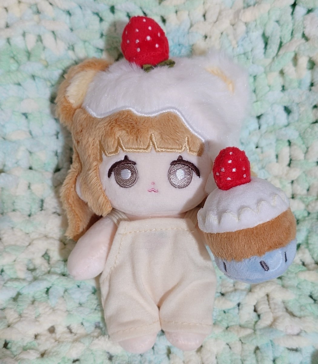 roze35sea's tweet photo. ねむ様（@nemu_nui_）より、カップケーキちゃんの個性ちゃんをお迎えいたしました🧁
磁石入りのおててでカップケーキを持てちゃいます！すごいです！！
こんなに可愛い子とご縁をいただけて嬉しいです、たくさん可愛がります🍓
どうもありがとうございました✨️ https://t.co/iY6KWlBrQ7