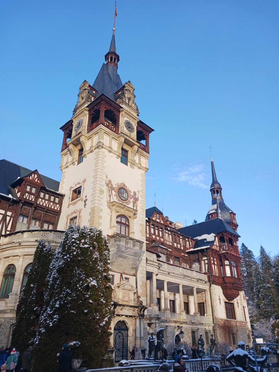 nancycappelli's tweet image. El Castillo de Peleș - ubicado en Sinaia, en plenos Cárpatos, y construido entre 1873 y 1914 - fue el primer castillo de Europa en tener electricidad y calefacción central.  🇷🇴 #Rumania #RecuerdoDeViaje #Wanderlust @cappellimario_ @paodavuy