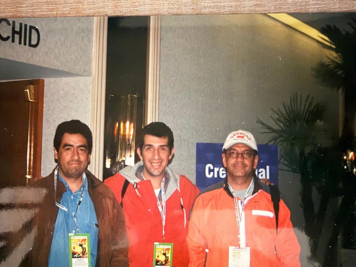 sorianoaaron's tweet image. El 3 de enero del 2001 3️⃣ amigos viajamos a la ciudad de Miami.

Fuimos como #Touchdown 🎙️ al  @OrangeBowl 🍊 al Campamento  Nacional @NCAAFootball 🏈
@OU_Football 13-2 @Seminoles 
A la izquierda 📸 Luis Yáñez, cuando yo era jugador de @AguilasIPN 🦅 me presentó a Héctor Marino.