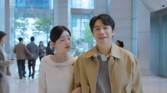 Ayah Huiju keknya khawatir ama Huiju deeh~

Dayoung: Bukannya ayah mertua ga suka ya ama Huiju?
Taeju: Emang~ tapi dia lebih ga suka kalo ada orang yang ngatain Huiju
Dayoung: Kok bisa gitu?
Taeju: Adalaahhh (itu gaya keluarga kita)

Berarti emang mereka tuh semuanya sayang satu