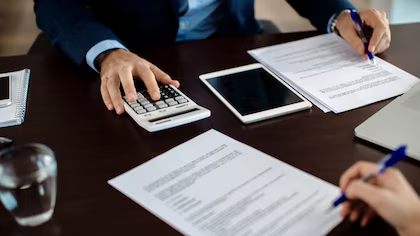 infobae's tweet photo. CUÁNTO HAY QUE GANAR PARA ACCEDER A UN CRÉDITO HIPOTECARIO Y COMPRAR UNA VIVIENDA DE USD 100.000

El nivel de ingresos exigido para calificar a un préstamo hipotecario varía según el plazo, la cuota y las condiciones del banco. Las simulaciones muestran qué se necesita para financiar la compra de una vivienda y cómo influyen las distintas variables.

El regreso de los créditos hipotecarios al sistema financiero volvió a poner sobre la mesa una pregunta clave para quienes buscan dejar de alquilar: qué nivel de ingresos se necesita para acceder a un préstamo. Cada entidad financiera tiene sus propias condiciones, pero lo que está claro, es que el acceso sigue concentrado en hogares con ingresos formales elevados.

Infobae 📎 https://t.co/pkItpXgXjL
