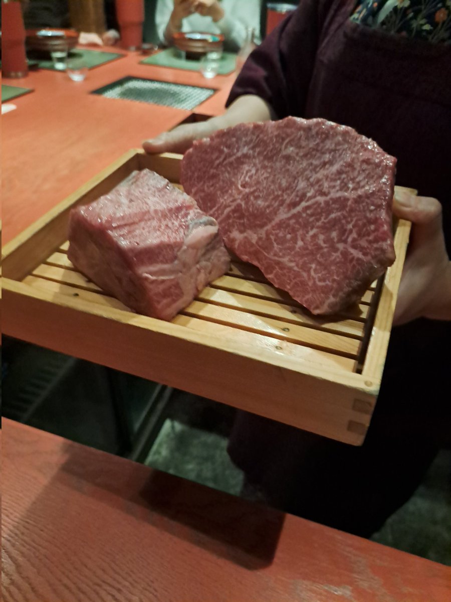 atatakainosuki's tweet image. 大きなお肉がじわじわ焼きあがるのを待ちながら

日本酒とペアリングの料理を頂く
いつの間にかゆっくり3時間が過ぎ去っていく
最後は女将のスパイス配合
フェヌグリーンが多めの苦味を感じるカレー

お店はまるで女将の拘りをぎゅっとまとめた秘密の小箱
#誦月 
#根津