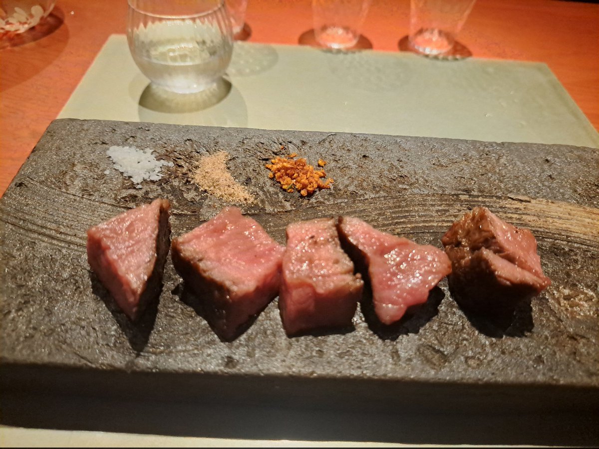 atatakainosuki's tweet image. 大きなお肉がじわじわ焼きあがるのを待ちながら

日本酒とペアリングの料理を頂く
いつの間にかゆっくり3時間が過ぎ去っていく
最後は女将のスパイス配合
フェヌグリーンが多めの苦味を感じるカレー

お店はまるで女将の拘りをぎゅっとまとめた秘密の小箱
#誦月 
#根津