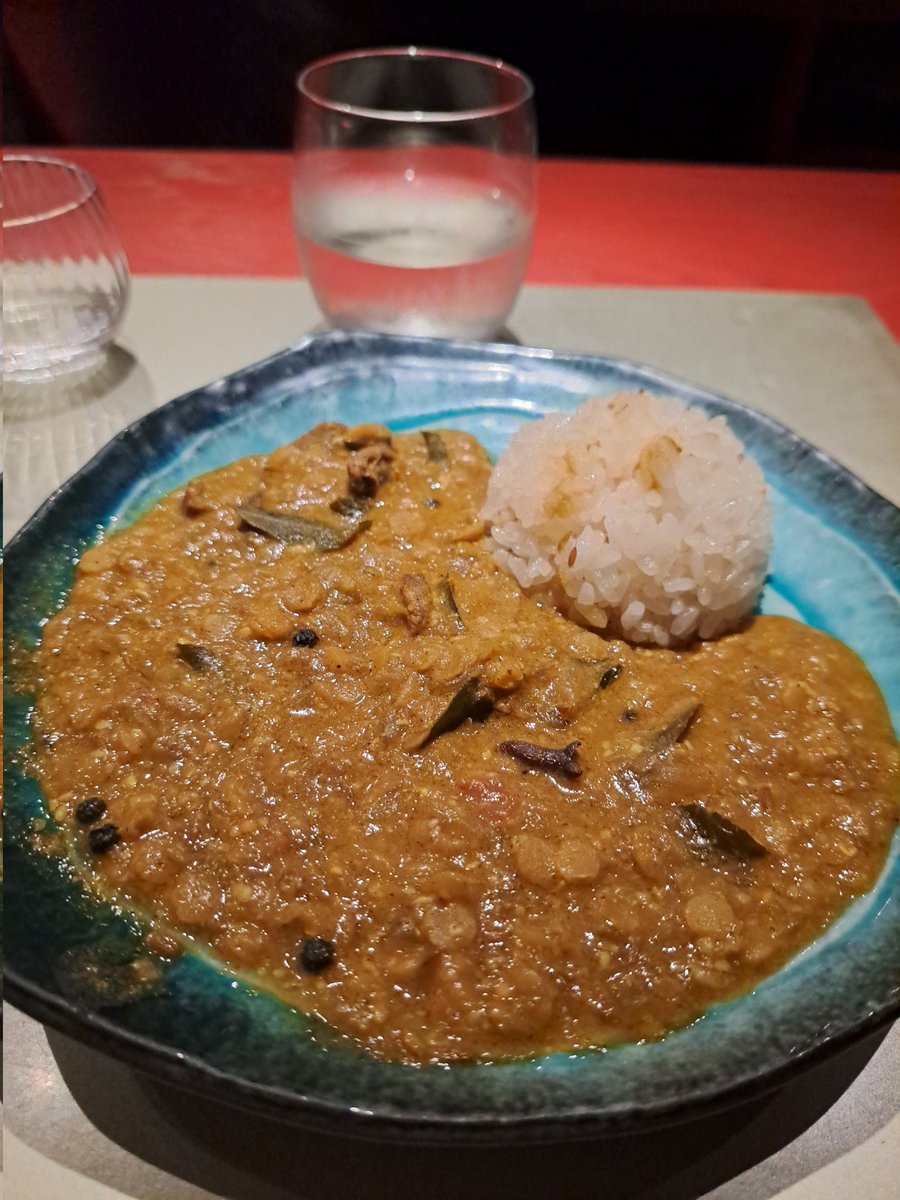 atatakainosuki's tweet image. 大きなお肉がじわじわ焼きあがるのを待ちながら

日本酒とペアリングの料理を頂く
いつの間にかゆっくり3時間が過ぎ去っていく
最後は女将のスパイス配合
フェヌグリーンが多めの苦味を感じるカレー

お店はまるで女将の拘りをぎゅっとまとめた秘密の小箱
#誦月 
#根津