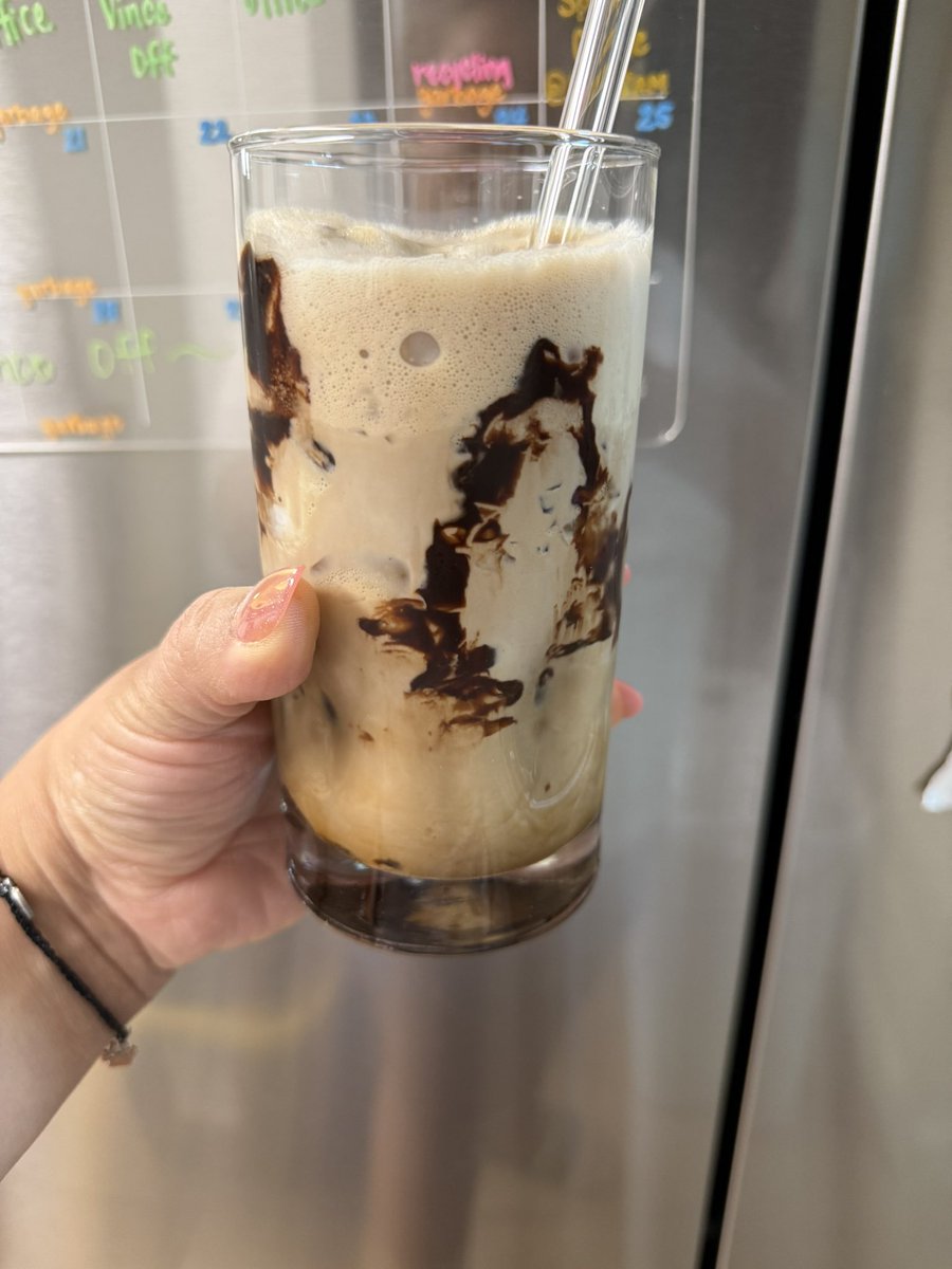 itsmrsmassari's tweet image. Iced drink of the day:
Brownie Batter Iced Coffee 
Made with @NescafeUSA Gold Espresso
@fairlife Whole Milk and @torani Dark Chocolate Sauce. Even as not a big coffee drinker this is AMAZING!! Recipe courtesy of Fifi’s Coffee on Instagram #icedcoffee #nescafe #fairlife #torani