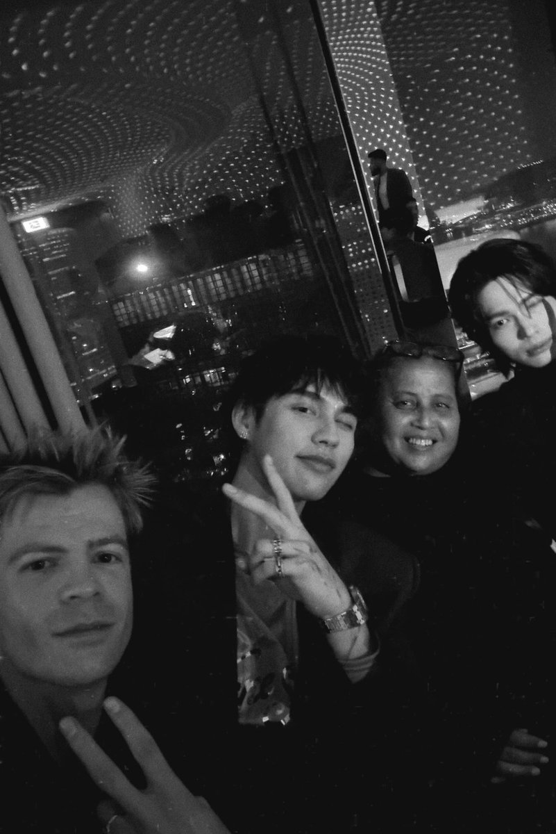PAMMY_BW's tweet photo. รูปตั้งแต่งานที่ฮ่องกงวันนั้นมีแต่รูปรวมแก๊งวันนี้รูปคู่มาเสิร์ฟแล้วไม่คิดว่าจะได้เห็นด้วยซ้ำคิดถึงไบร์ทวินว่ะออกงานคู่กันบ่อยๆหน่อยดิ😭🤟🏻
#ไบร์ทวิน https://t.co/a57DrF3ZAt