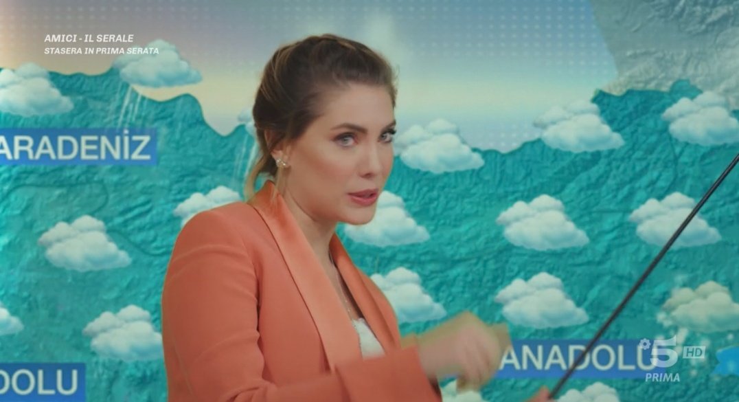 Ice_phoen1x's tweet image. yildiz ha invaso uno studio televisivo per condurre il meteo 😭 #forbiddenfruit