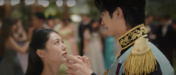 #PerfectCrownEp6 สปอย
เปิดฟลอเต้นรำด้วยองค์ชายใหญ่เต้นกับพี่สะใภ้ แต่พระเอกก็เริ่มเดินเกมเลยจ่ะ บอกว่ารู้ว่าพระพันปีปลอมแปลงพินัยกรรมของกษัตริย์องค์ก่อนนะ แล้วชีคือช็อคมาก เต้นไปช็อคไป กูเวทอยู่นะ ทีนี่ละ กลัวองค์ชายยิ่งกว่าเดิมร้อยเท่า
#PerfectCrown