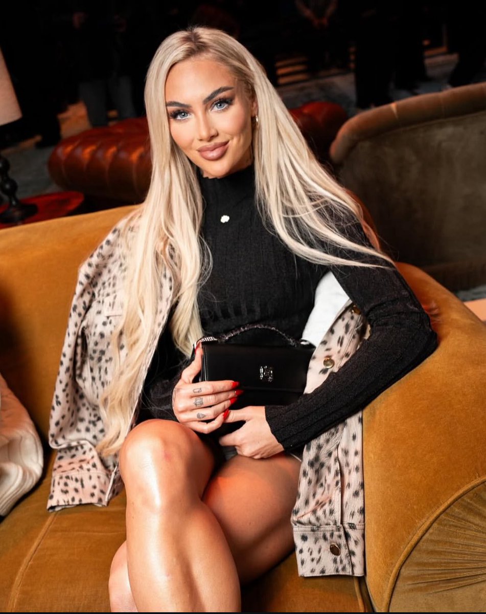 falsebaddie's tweet photo. your dream girlfriend. https://t.co/eVmpUQqEIk