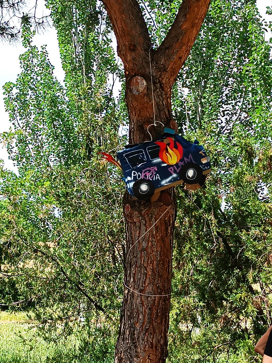 listasocialista's tweet photo. @JMDLatina @policia @policiademadrid en parque cuña verde espacio cedido por ayuntamiento hay símbolos apología violencia hacia policía. Mucho olor a mariguana entre niños pequeños https://t.co/NjLR3PHmPZ
