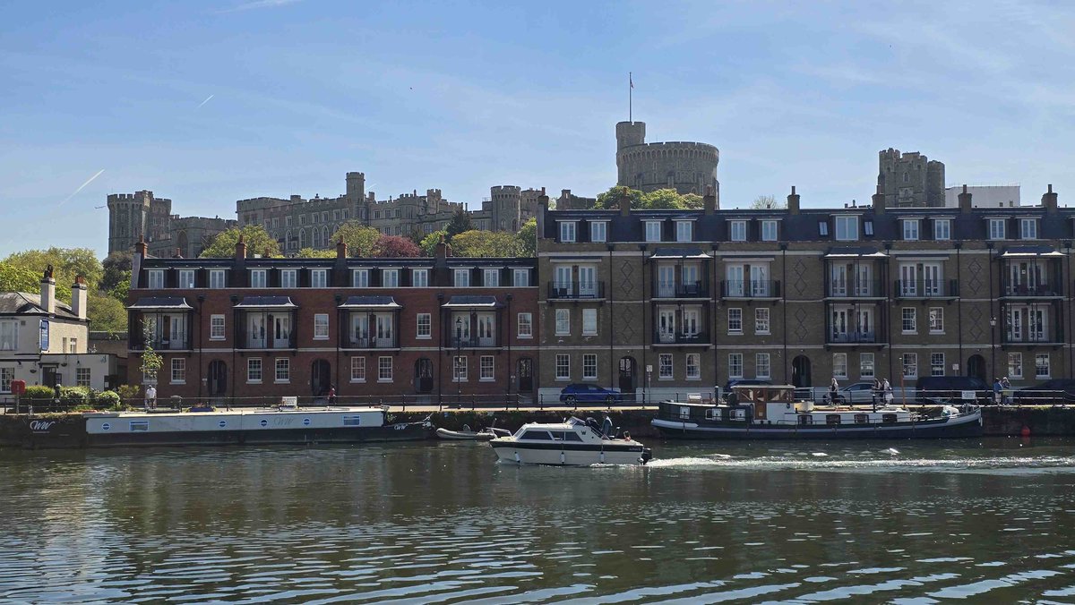 RomneyWeir's tweet image. Some passing lunchtime traffic, including @Dunkirk_Ships @Breda1931   #Thames #boating #Windsor #WindsorCastle