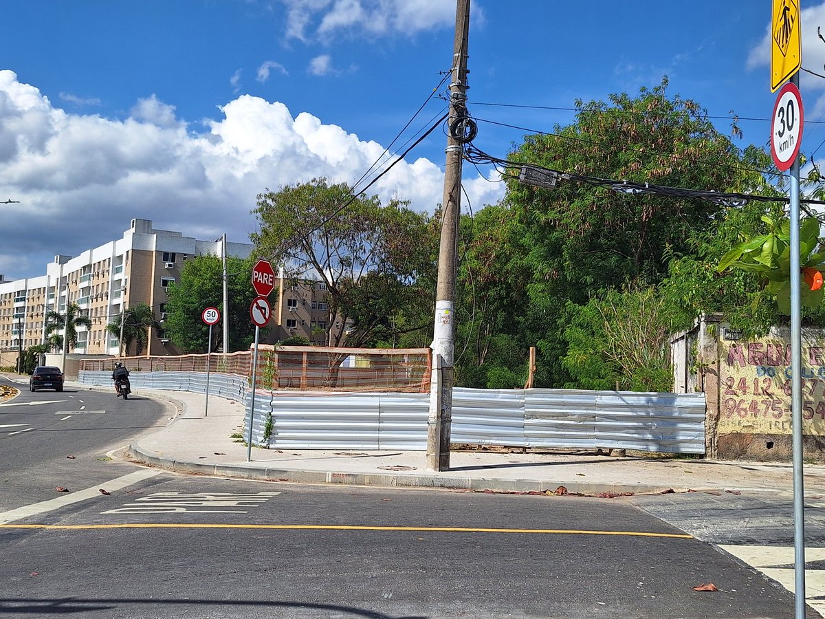 p_hugo's tweet photo. Alô meu Prefeito! @CavaliereRio bem que esse espaço, na decida do viaduto do novo túnel sentido estrada da posse, poderia abrigar uma Clínica da Família! 🙏👁 @Prefeitura_Rio @subzo_rio @eduardopaes #fikdik @danielsoranz @Saude_Rio https://t.co/TiDbUjhPxx