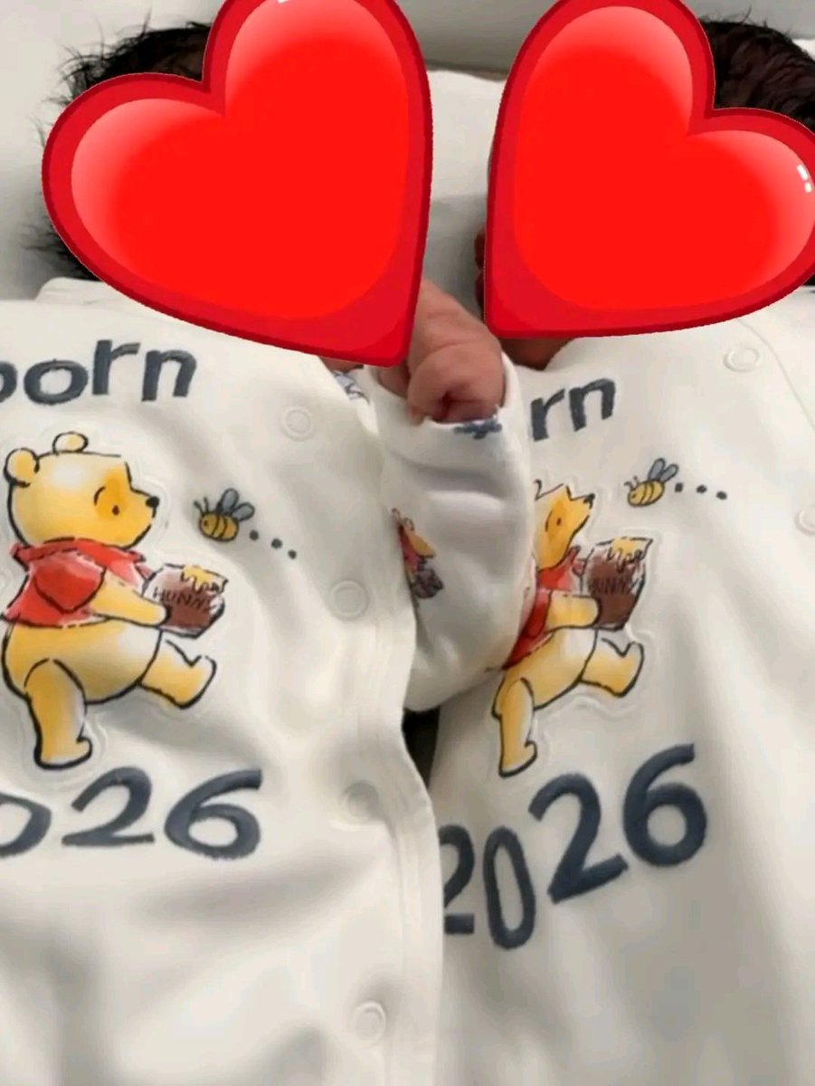 CamerFootballc's tweet photo. La bonne nouvelle c'est que Enganamouit Gaëlle a accouché !
La grande nouvelle c'est qu'elle a accouché des jumeaux 🙏🏿

Félicitations à la lionne indomptable 🔥 https://t.co/gBgO3ula6V