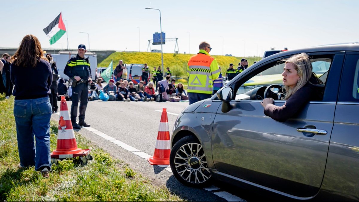 KritischePatri's tweet image. Ook bizar: de politie vertelde deze automobiliste dat ZIJ zou worden aangehouden als ze toch zou door proberen te rijden. 
En trouwens: waar waren vandaag de wapenstokken?
Dit land is zo stuk. 
#extinctionrebellion #utrecht #A12