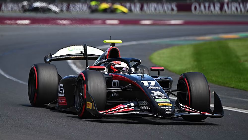 ชีวิตสองด้านของ ’เติ้น ทัศนพล‘ ลุยศึก F2 ควบคู่เรียนวิศวะฯ ที่อังกฤษ
.
ก้าวขึ้นสู่เวที Formula 2 อย่างเต็มภาคภูมิสำหรับ ”เติ้น“ ทัศนพล อินทรภูวศักดิ์ นักขับดาวรุ่งจากทีม ART Grand Prix หลังโชว์ฟอร์มเยี่ยมในศึก F3 เมื่อปีที่ผ่านมา 

แต่เบื้องหลังพวงมาลัยรถแข่ง