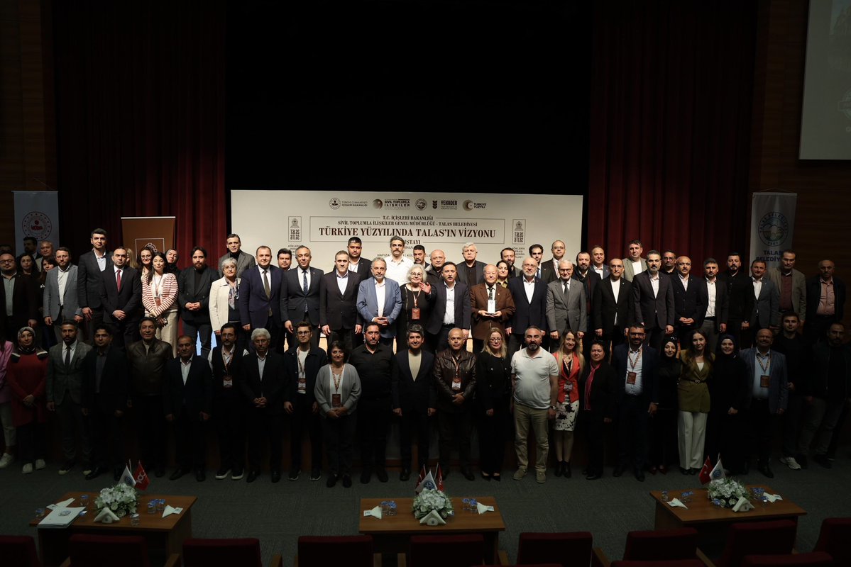 Valimiz Sayın Gökmen Çiçek, Kayseri Üniversitesi 15 Temmuz Yerleşkesi Kongre ve Kültür Merkezi’nde Talas Belediyesi tarafından düzenlenen "Türkiye Yüzyılında Talas'ın Vizyonu Çalıştayına" katıldı.