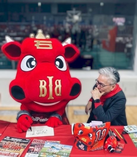 今日は岩手ビッグブルズ、B2リーグ最終節ゲーム1で🐮ぶるぞーの絵サイン会、ぶるぞーとイチャイチャしながら仕事してきました^_^
今シーズン苦しんだチームでしたが見事に勝利でした。
B3プレイオフクォーターファイナルでTU BCもゲーム2勝利🐰
いい日になりました。