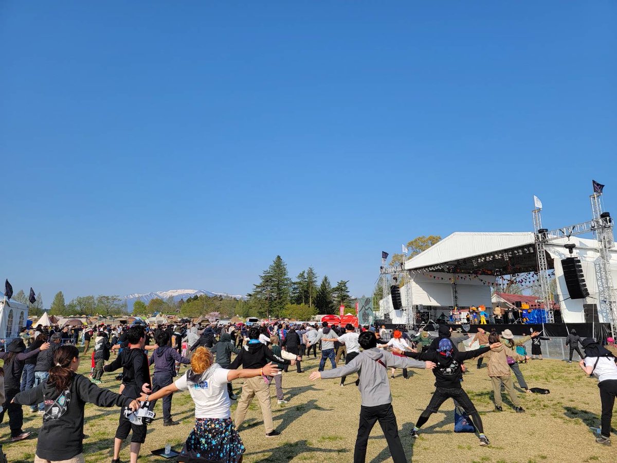 ARABAKIROCKFEST's tweet photo. 【☀️⛰️朝のラジオ体操のお知らせ☀️⛰️】

明日4/26（日）7:00から、磐越（BAN-ETSU）ステージにて恒例のラジオ体操を行います♪

⛺️ 7:00～ サウンドスタート
⛺️ 7:15～ ラジオ体操スタート！

明日の朝は晴れ予報☀️
荒吐ゆかりの人気ご当地キャラたちにも会えるかも！
爽やかな朝を、みんなで一緒に動き出しましょう。
ぜひご参加ください！

#アラバキ