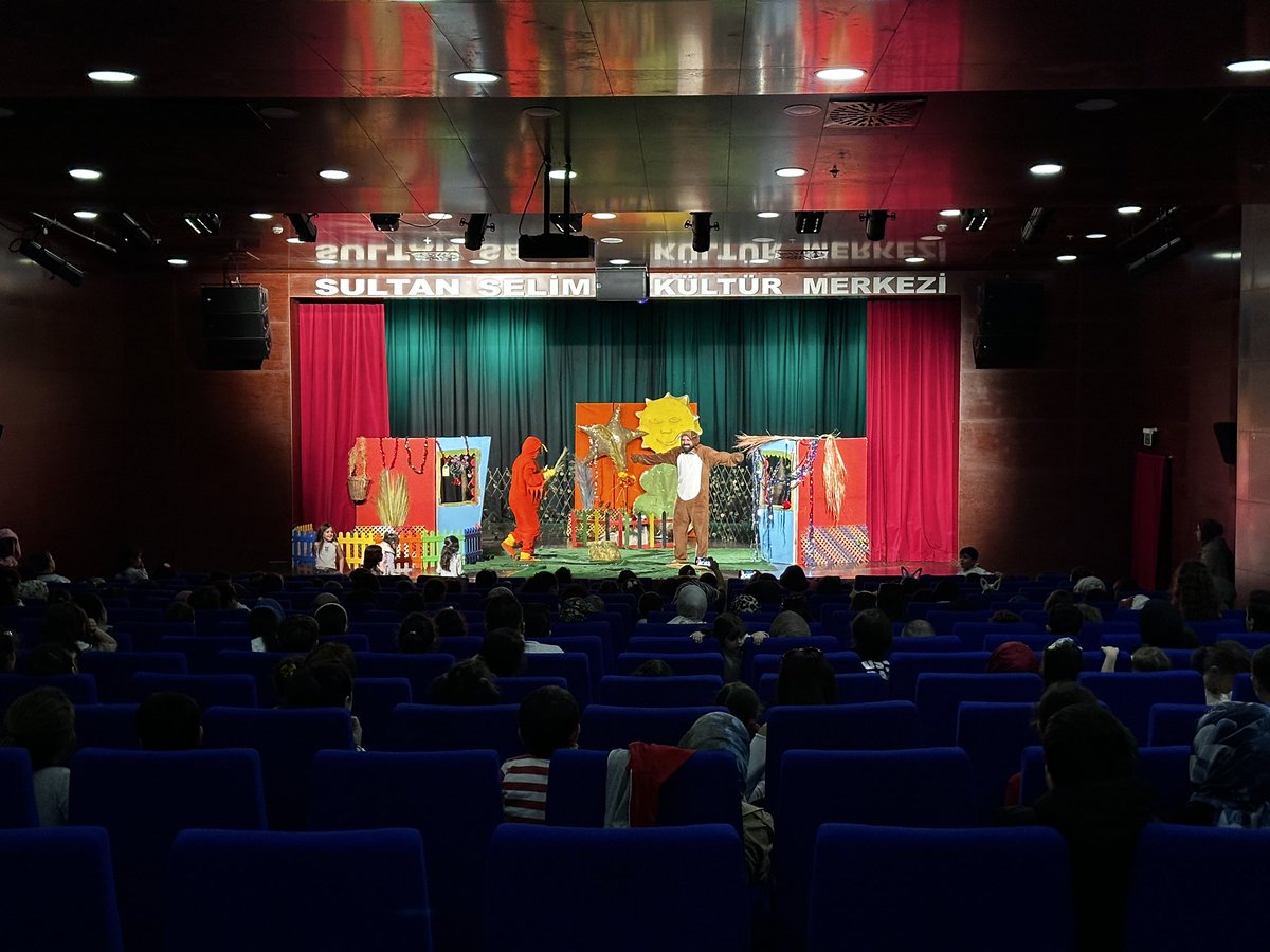 KagithaneBelTR's tweet photo. Her hafta sonu miniklerimiz için yepyeni bir perde açıyoruz…🎭

Kültür sanat sezonumuz kapsamında sahnelenen çocuk tiyatrolarıyla çocuklarımızı eğlenceyle buluşturuyor, öğretici hikâyelerle hayal dünyalarına dokunuyoruz.🤍 https://t.co/QqK3LcoV9S
