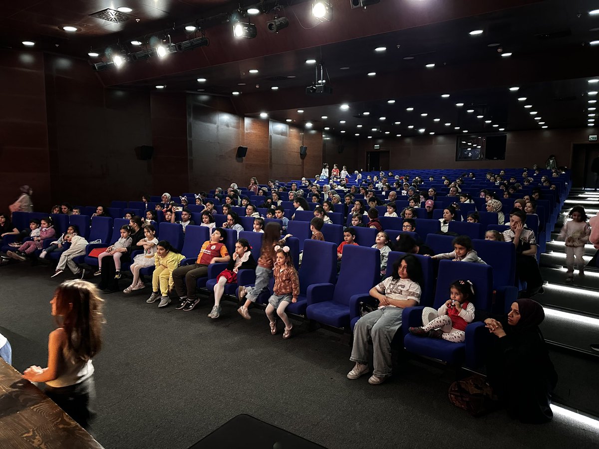 KagithaneBelTR's tweet photo. Her hafta sonu miniklerimiz için yepyeni bir perde açıyoruz…🎭

Kültür sanat sezonumuz kapsamında sahnelenen çocuk tiyatrolarıyla çocuklarımızı eğlenceyle buluşturuyor, öğretici hikâyelerle hayal dünyalarına dokunuyoruz.🤍 https://t.co/QqK3LcoV9S