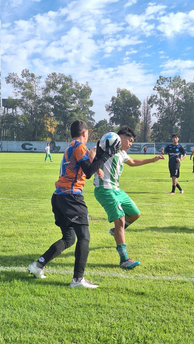 casdcamioneros's tweet image. ⚽#Fútbol #Juveniles #AFA |4ta 

🗓️ Fecha 2| 

⏱️ Final del primer tiempo

📍Predio Camioneros 

✍️:Camioneros vence 1-0 a Villa San Carlos por la cuarta división.

🟩⬜🟩#Camioneros 1
🟦⬜️🟦#VillaSanCarlos 0

🔗 clubcamioneros.com.ar 

🎤🎬📲 Prensa de Camioneros