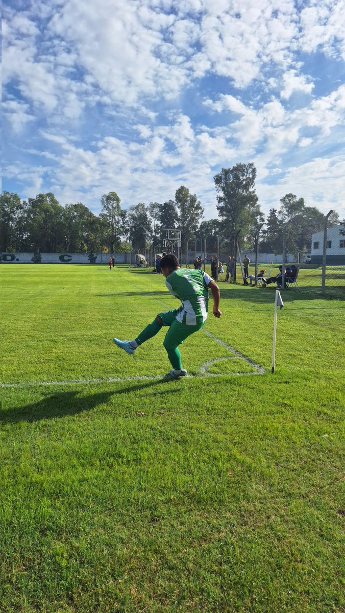 casdcamioneros's tweet image. ⚽#Fútbol #Juveniles #AFA |4ta 

🗓️ Fecha 2| 

⏱️ Final del primer tiempo

📍Predio Camioneros 

✍️:Camioneros vence 1-0 a Villa San Carlos por la cuarta división.

🟩⬜🟩#Camioneros 1
🟦⬜️🟦#VillaSanCarlos 0

🔗 clubcamioneros.com.ar 

🎤🎬📲 Prensa de Camioneros
