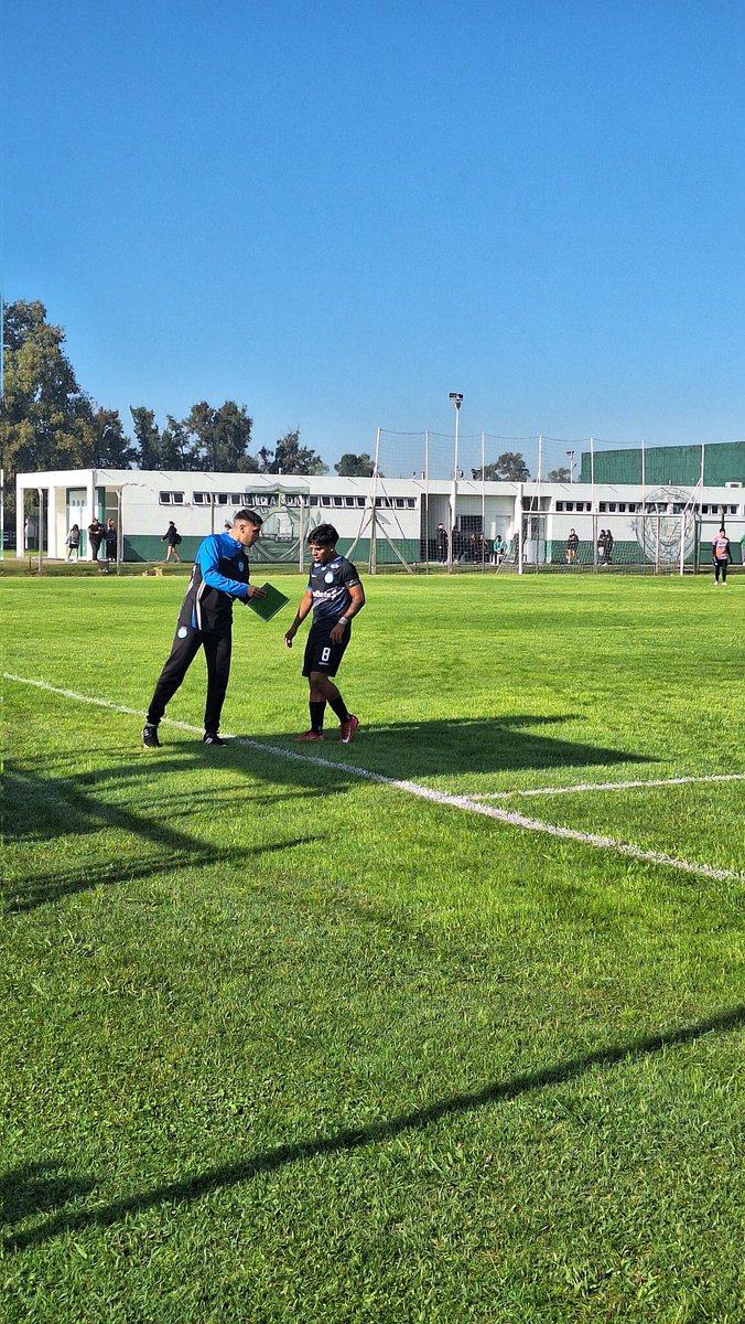 casdcamioneros's tweet image. ⚽#Fútbol #Juveniles #AFA |4ta 

🗓️ Fecha 2| 

⏱️ Final del primer tiempo

📍Predio Camioneros 

✍️:Camioneros vence 1-0 a Villa San Carlos por la cuarta división.

🟩⬜🟩#Camioneros 1
🟦⬜️🟦#VillaSanCarlos 0

🔗 clubcamioneros.com.ar 

🎤🎬📲 Prensa de Camioneros