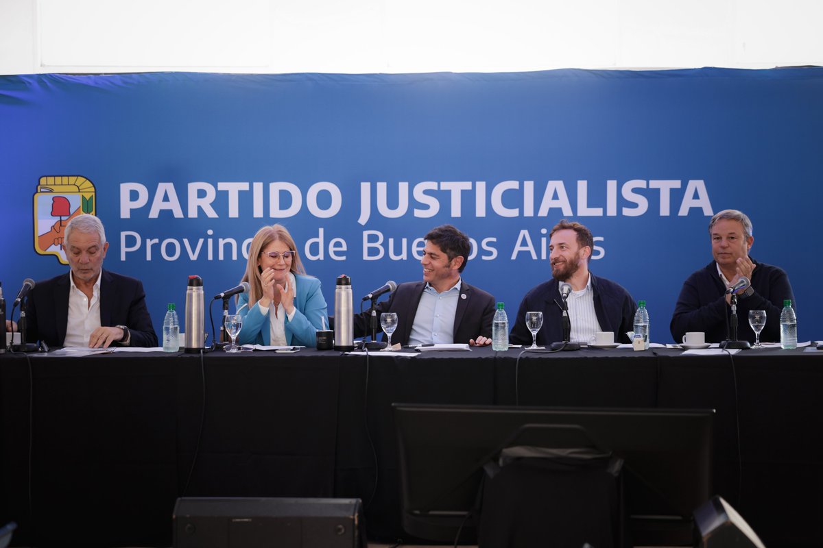 InfoPlatensetw's tweet image. ⚡ Kicillof asumió el PJ bonaerense en La Plata con críticas directas a Milei infoplatense.com.ar/kicillof-llamo…📍 Reclamo por recursos para comedores escolares y llamado a ampliar la militancia en barrios golpeados por la crisis. #Kicillof #PJ #LaPlata #Milei