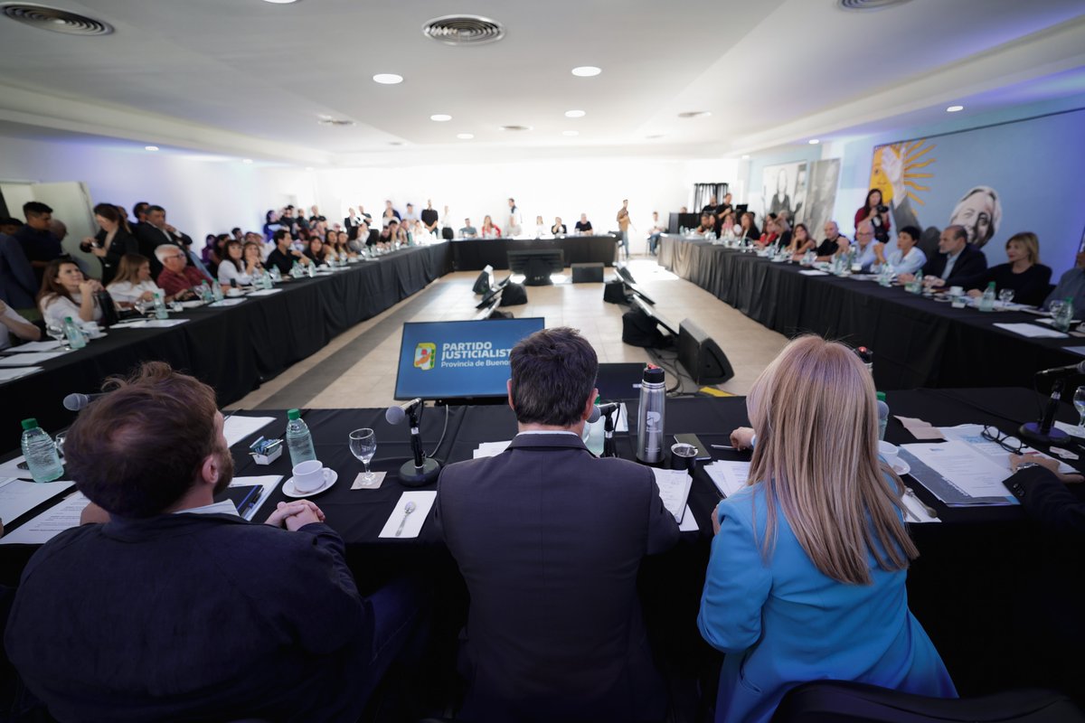 InfoPlatensetw's tweet image. ⚡ Kicillof asumió el PJ bonaerense en La Plata con críticas directas a Milei infoplatense.com.ar/kicillof-llamo…📍 Reclamo por recursos para comedores escolares y llamado a ampliar la militancia en barrios golpeados por la crisis. #Kicillof #PJ #LaPlata #Milei