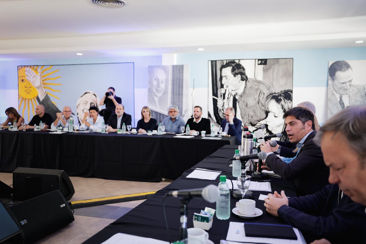 InfoPlatensetw's tweet image. ⚡ Kicillof asumió el PJ bonaerense en La Plata con críticas directas a Milei infoplatense.com.ar/kicillof-llamo…📍 Reclamo por recursos para comedores escolares y llamado a ampliar la militancia en barrios golpeados por la crisis. #Kicillof #PJ #LaPlata #Milei