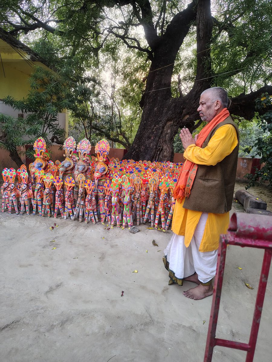 अपने गांव लोहना झंझारपुर मधुबनी बिहार में ग्राम देवता मधुसूदन बाबा का दर्शन कर आशीर्वाद प्राप्त किया