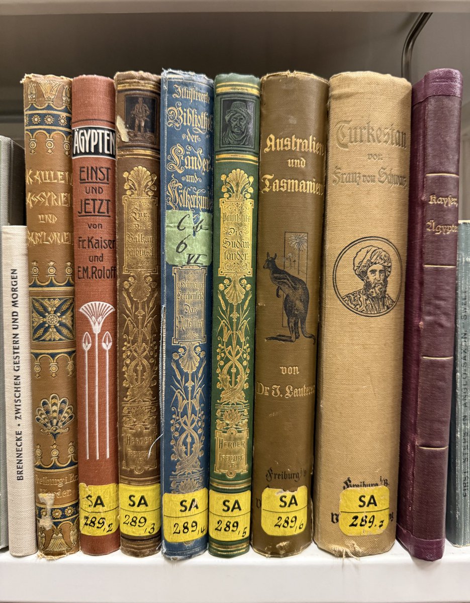 emijulischa's tweet photo. Was für wunderschöne alte Buchrücken 🥰📚
#FundstückdesTages
#BLBKA https://t.co/9ajObzxyNP