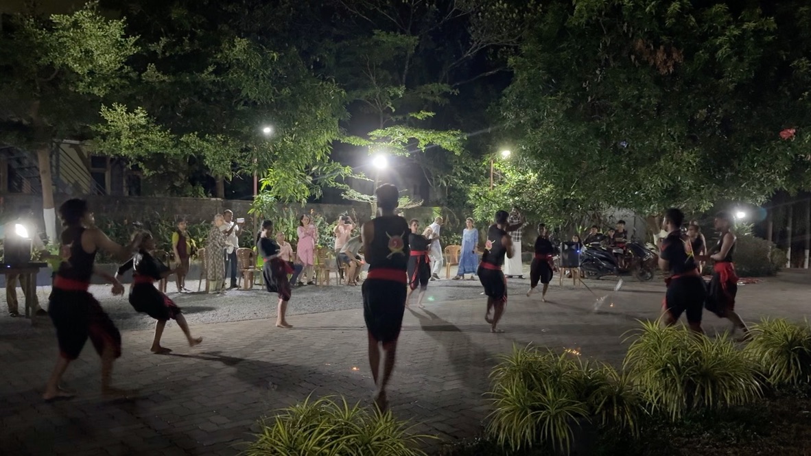 BodhaResearch's tweet photo. We also got a chance to see the students of MGS Kalari, Kannur, perform the ancient martial art of Kalaripayattu beautifully, showcasing remarkable skill and discipline. https://t.co/eEKotIDU4D