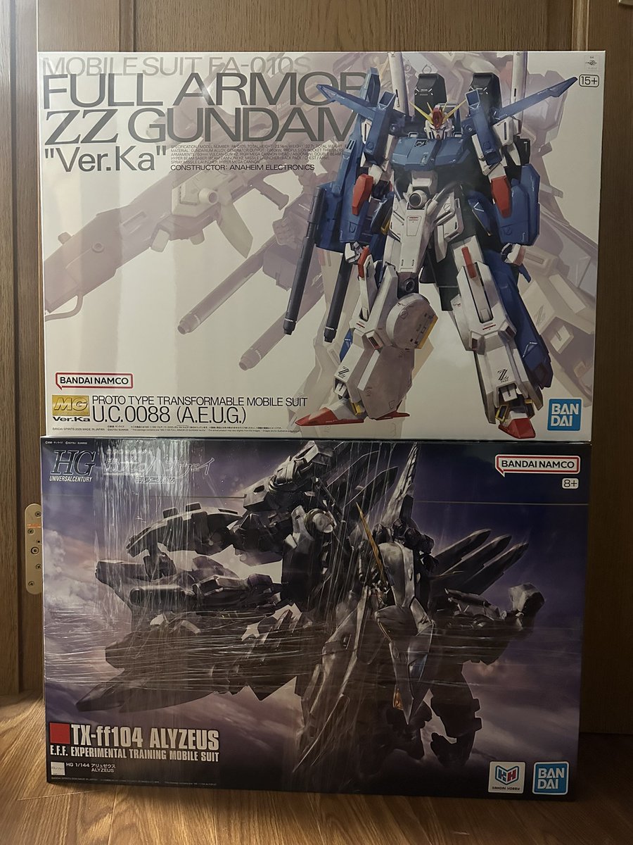 MGの中でも最大クラスの大きさを誇るフルアーマーΖΖ Ver.kaとHGUCの箱