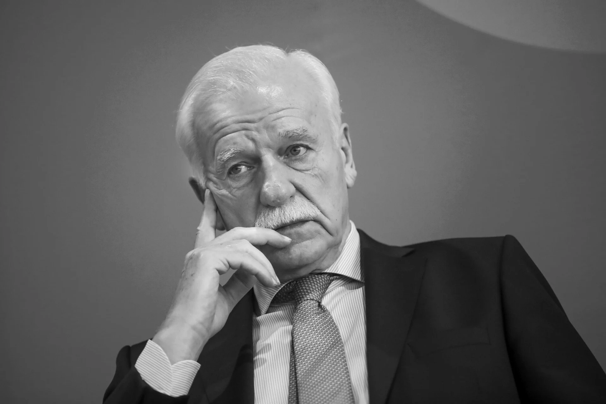 Nieoczekiwanie zmarł mający 78 lat Andrzej Olechowski.
Był to wybitny polityk – gabinetowy. Przede wszystkim – trzeba to z naciskiem powiedzieć – był „państwowcem”, jak np. założyciel „WPROST”, p.Marek Król. Dla mnie jest to trudne do zrozumienia: jestem konserwatywnym liberałem,