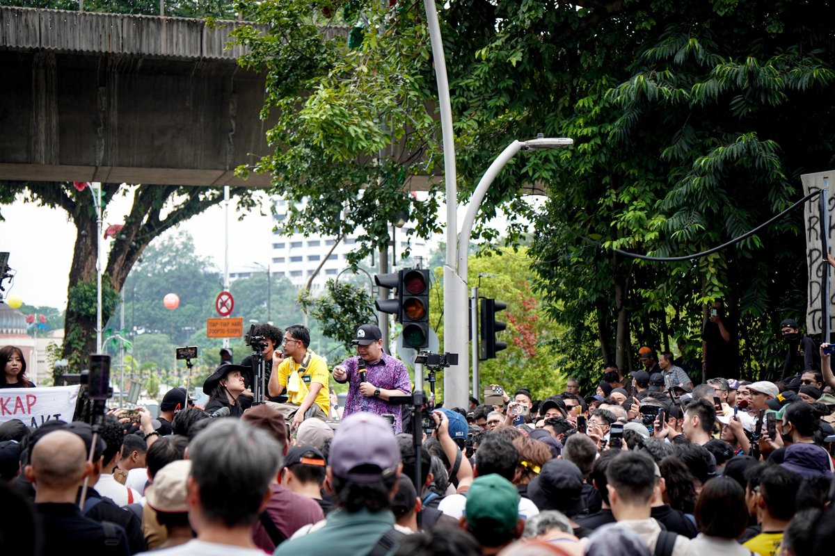Kepada adik-adik yang tampil ke depan kali ini mengemudi kempen #TangkapAzamBaki, janganlah gundah gelana dengan cemuhan manusia.

Banyak yang mencemuh itu lupa, sedang kini mereka selesa dalam kesenangan dan pangkat mereka, bahawa mereka juga bermula di jalan raya dalam kumpulan