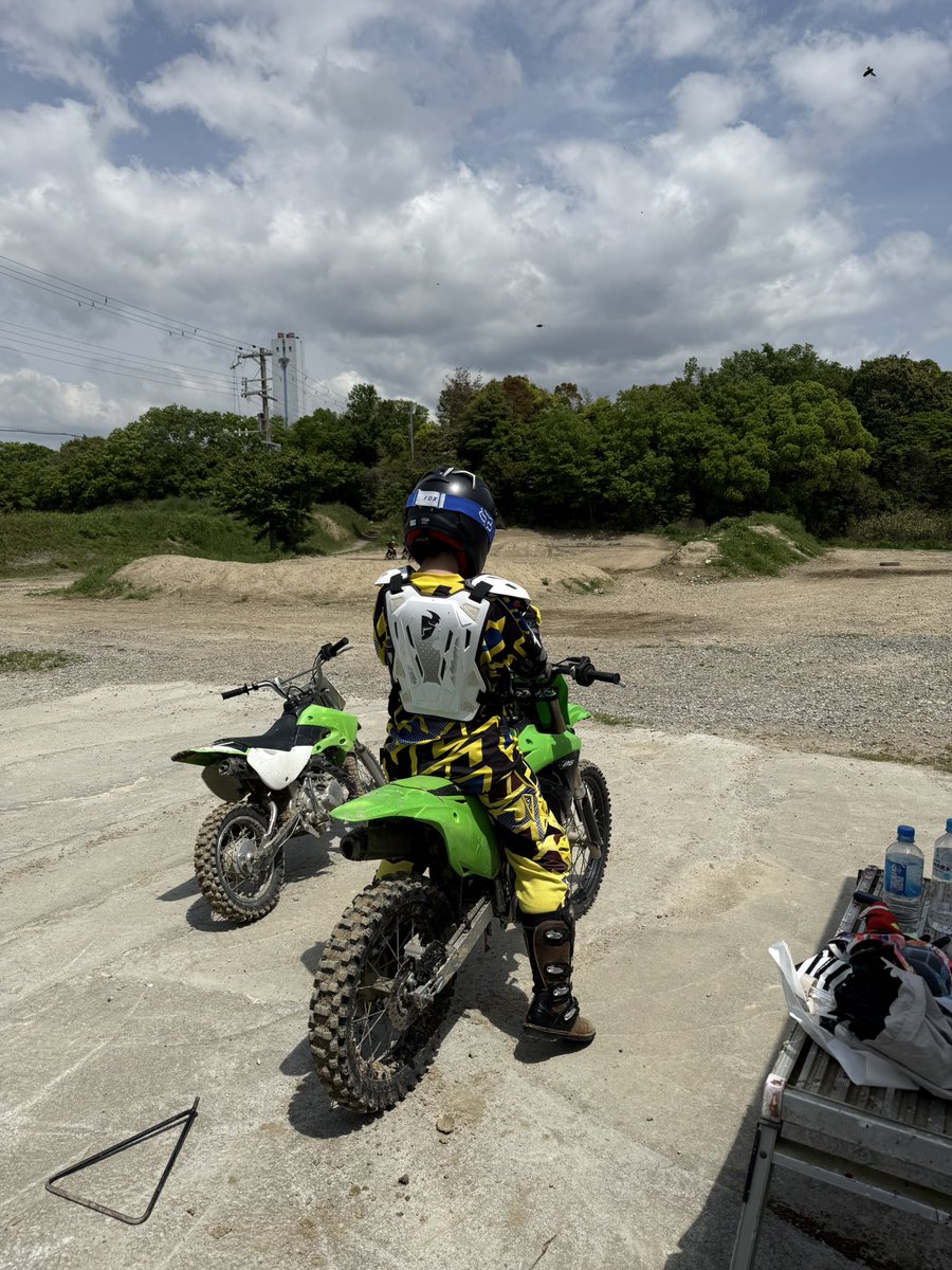 shenzaik's tweet photo. 朝9時から夕方17時までモトクロス。
バイクでバイク乗りにいくって普通にキモいな。
バイク、肉、寝る。
おやすみ⭐ https://t.co/Exck7y6TCS