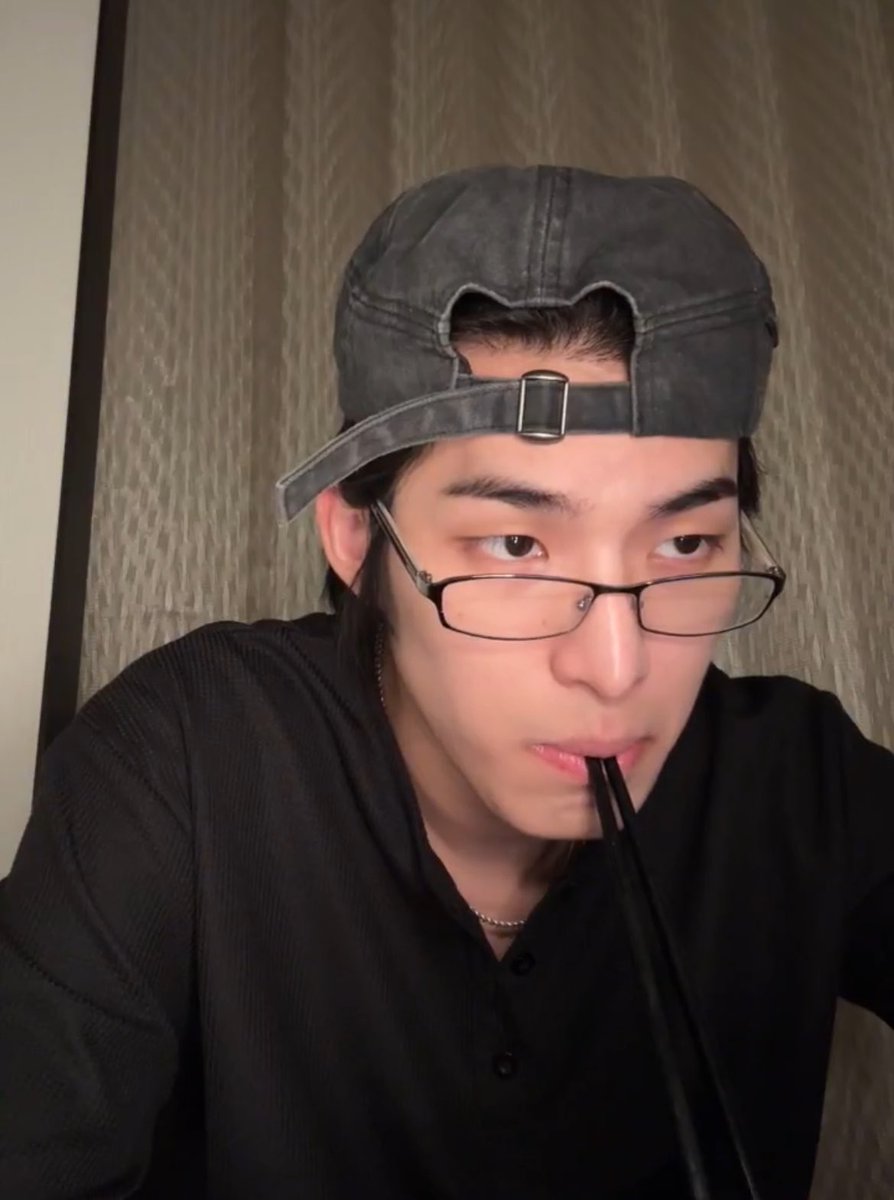 아니 젓가락 물고 음악 작업하는거 ㅈㄴ 야르