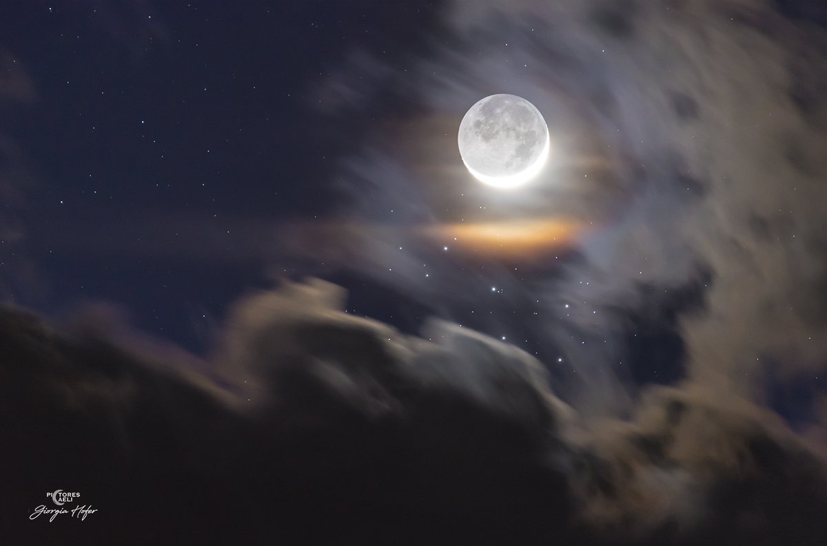 apod_brasil's tweet image. LUA JOVEM E ESTRELAS IRMÃS
Saiba mais na thread! 📷
Créditos da imagem: Giorgia Hofer
Texto original e edição: Robert Nemiroff (MTU) &amp;amp; Jerry Bonnell (UMCP)
#Astronomia #Astrofisica #Estrelas #Lua #Plêiades