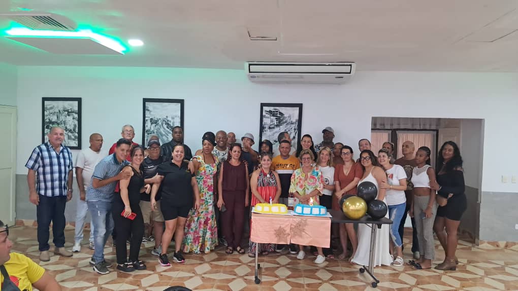 Chrishidalgz's tweet photo. Con alegría, emociones y sentimientos encontrados arribamos al 1️⃣5️⃣ Aniversario de la @dist_cubaron Muchos han sido los desafíos, los obstáculos y los compromisos, pero con la unidad y la experticia de cada uno, llegamos aquí y seguiremos creciendo.
#DistribuidoraCubaRon 🇨🇺🥃 https://t.co/HgphVIHSC4