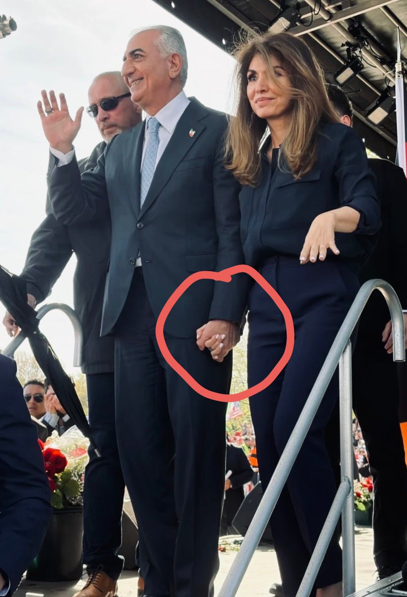É assim que homem e mulher devem andar. Ombro ombro, mãos dadas, um sustentando o outro. Mas, no Islã mulher anda atrás,  apanha. Só serve para procriar. Reza Pahlavi o verdadeiro Rei da Pérsia.