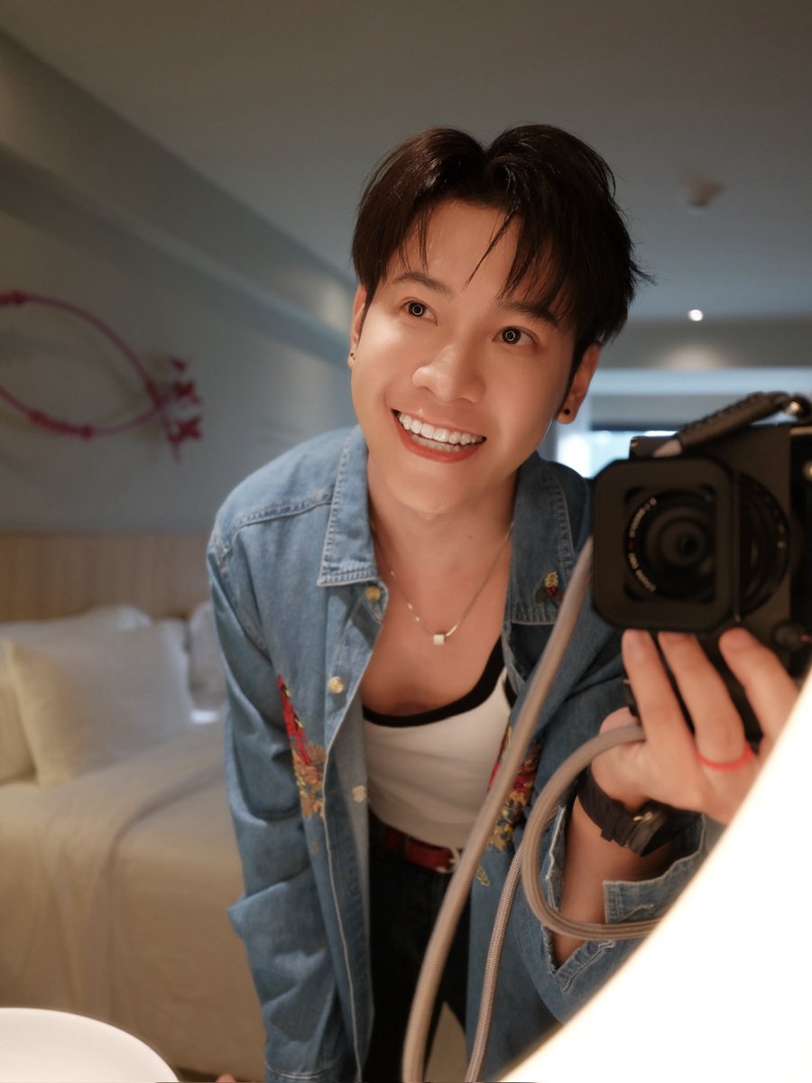 ในโซเชียลฉันเป็นทุกอย่างที่ไม่ใช่ศิลปิน. tweet media