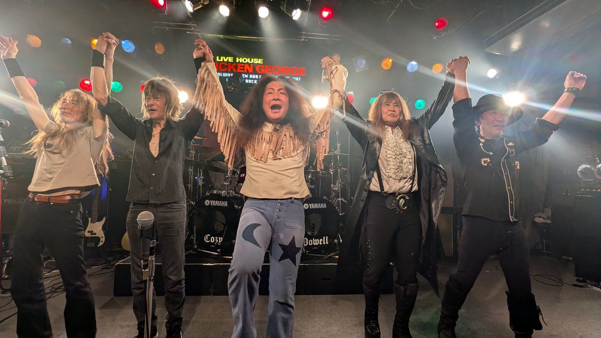 MAkuhaRINES's tweet image. 2部は76年虹🌈ツアー再現‼️
完成度高し👍️
コージー・パウエルは音、仕草、完コピやね🥁
DioKenさんのステージアクションは画になる📸🎤
Mistreatedを紫💜虹🌈両方のバージョンで聴けたのは嬉しい☺️
#ChaseTheRainbow
#DeepPurple
#Rainbow