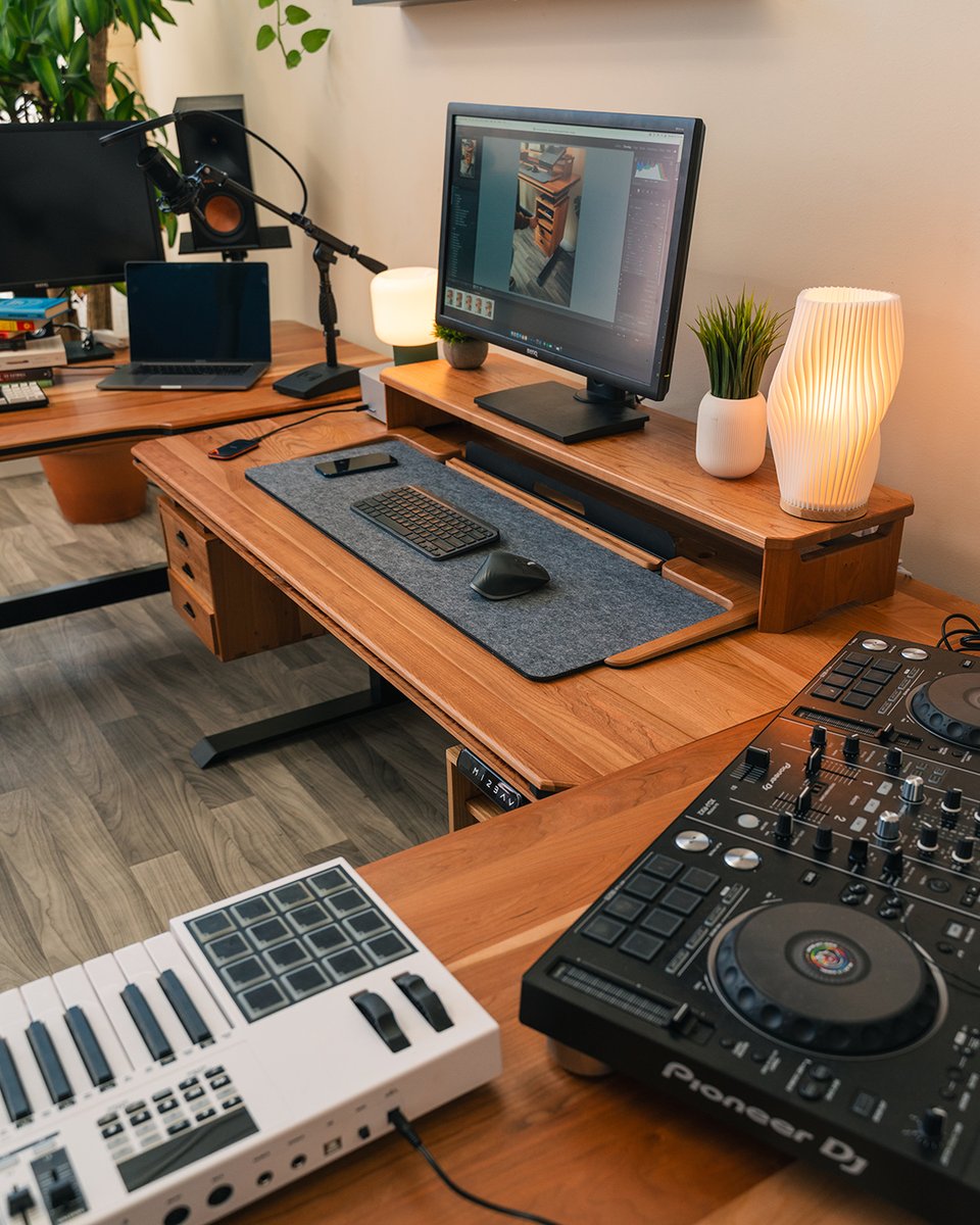 WyrmwoodGaming's tweet image. When one desk wasn’t enough anymore, we had to do something about it. So we recreated the Mega Desk from The Office 😉🔨
Modular Desk available now on Kickstarter with up to 10% off and new accessories, Desk link in bio
#deskgoal #homeoffice #desksetup #theoffice #homedesk