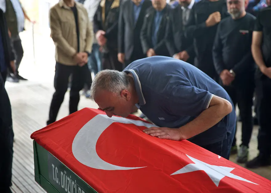 EmreUslu's tweet photo. Şu cenaze törenlerine bakın. Diğer çocukların tabutlarında Türk bayrağı var. Yusuf Tarık Gül'ün tabutuna bayrak koymamış. Vicdanı kurumuş şerefsizler.  Oysa o çocuğun babası AKP ihaneti nedeniyle 800 şehit verdiğimiz HENDEK savaşında görev almış bir polis memuruydu. https://t.co/v3RyPn3ZoH