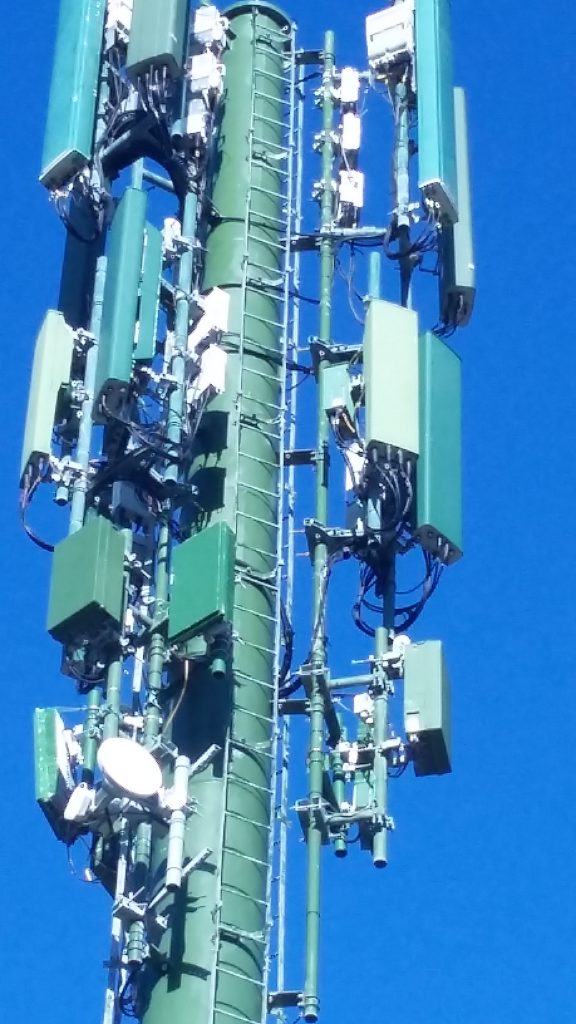5G Kulelerini YasaklaBUNLAR “HÜCRE KULELERİ” DEĞİL… Bunlar silah. Biri doğru frekansla vurulduğunda neler olduğunu izle. Bu bir teori değil. Bu gerçek. Telefonun, “5G”n, akıllı şehrin… hepsi seni içten yakabilecek aynı şebekeye bağlı. Bunları okullara, kiliselere ve yatak odası