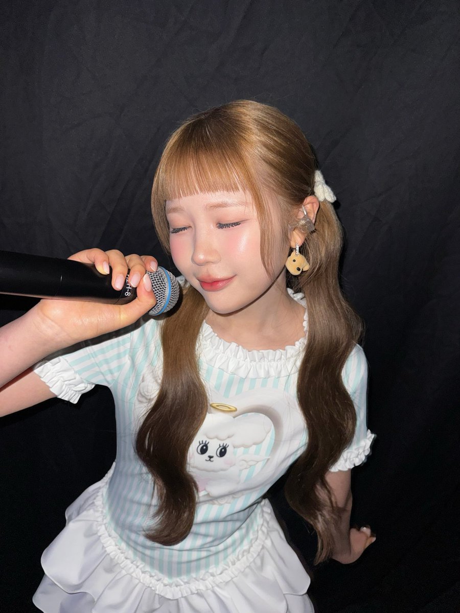 엣지 있는 왼손을 꼬옥 봐