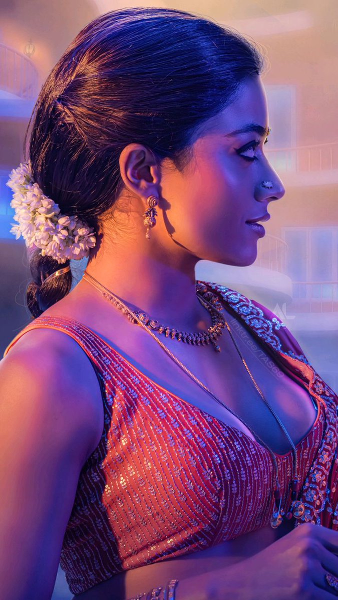 PriyankhaSissy's tweet photo. 15 years bull 10th completed
Bava :- Hey priya night flat ki ra Neku surprise undi 
Me :- Anti bava adi
Bull :- vachetapudu ne mom saree techuko 
When I visited flat bava with 2 of his friends watching my mom pics in TV and abusing her
24 years me wearing mom saree going to them https://t.co/kdv7ZKc3cz