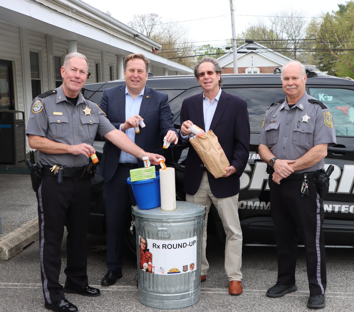 MedChiupdates's tweet photo. MedChi CEO, @GeneRansom, and MedChi President, Eric Wargotz, M.D., FCAP, both residents of Queen Anne's County, joined Queen Anne's County Sheriff @GaryHofmann45 and 1st/Sgt George Sewell for DEA's National Drug #TakeBackDay at @QAsheriff. The sheriff's office will take medicines any day at their headquarters in Centreville.