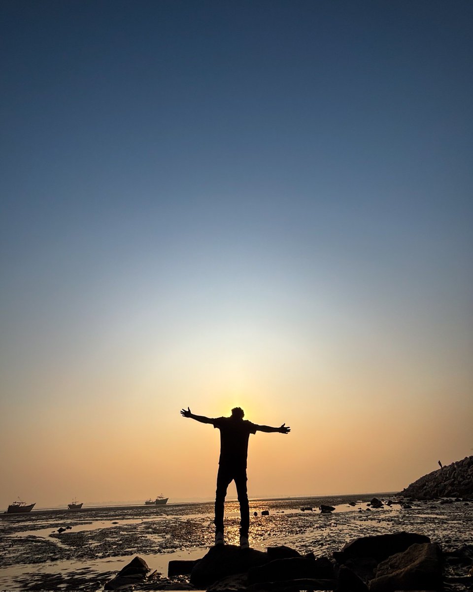 DSOUMYARANJAN01's tweet image. ମୁଁ ଭାଙ୍ଗି ଯାଇ ଥିବା କଣ୍ଢେଇଟେ ପରା ତୁ ଆଉ ମତେ ଖେଳେନା,
ମୁଁ ଲିଭି ଯାଇ ଥିବା ପାଉଁଶଟେ ପରା ତୁ ଆଉ ମତେ ଜଳାନା.....

Lyricist: D Soumya Ranjan 

#DSOUMYARANJAN #Dhoka #Broken #Alone #HeartBreak